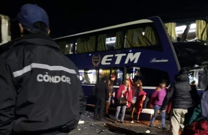 Chofer grave: Dos buses y un camión colisionaron en Los Ángeles