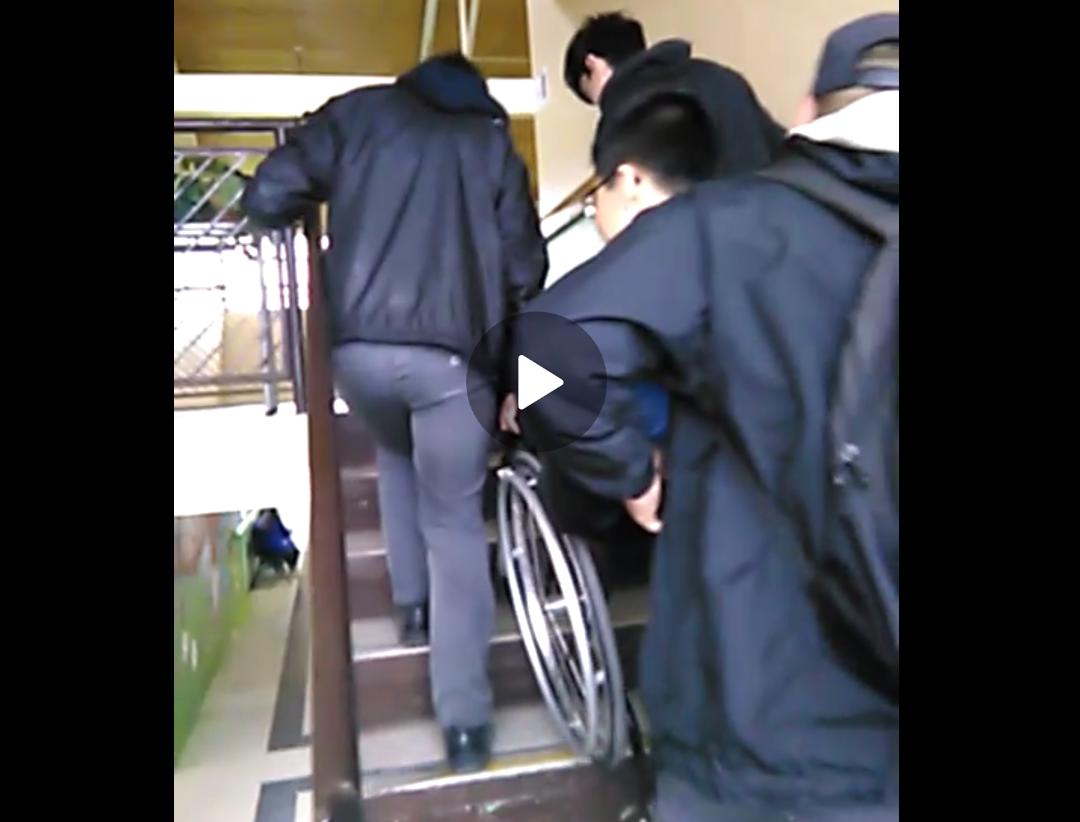 Dramático: compañeros deben cargar con amigo en silla de ruedas para que pueda estudiar en Hualpén
