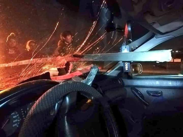 ¡Vehículo choca con barrera en Hualpén y fierros se incrustaron en la cabina!