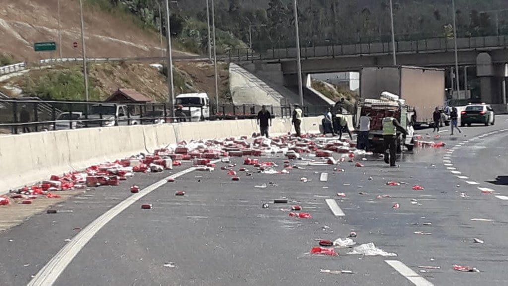 Impacto por ingreso a Concepción lleno de latas de cerveza: camión botó cargamento