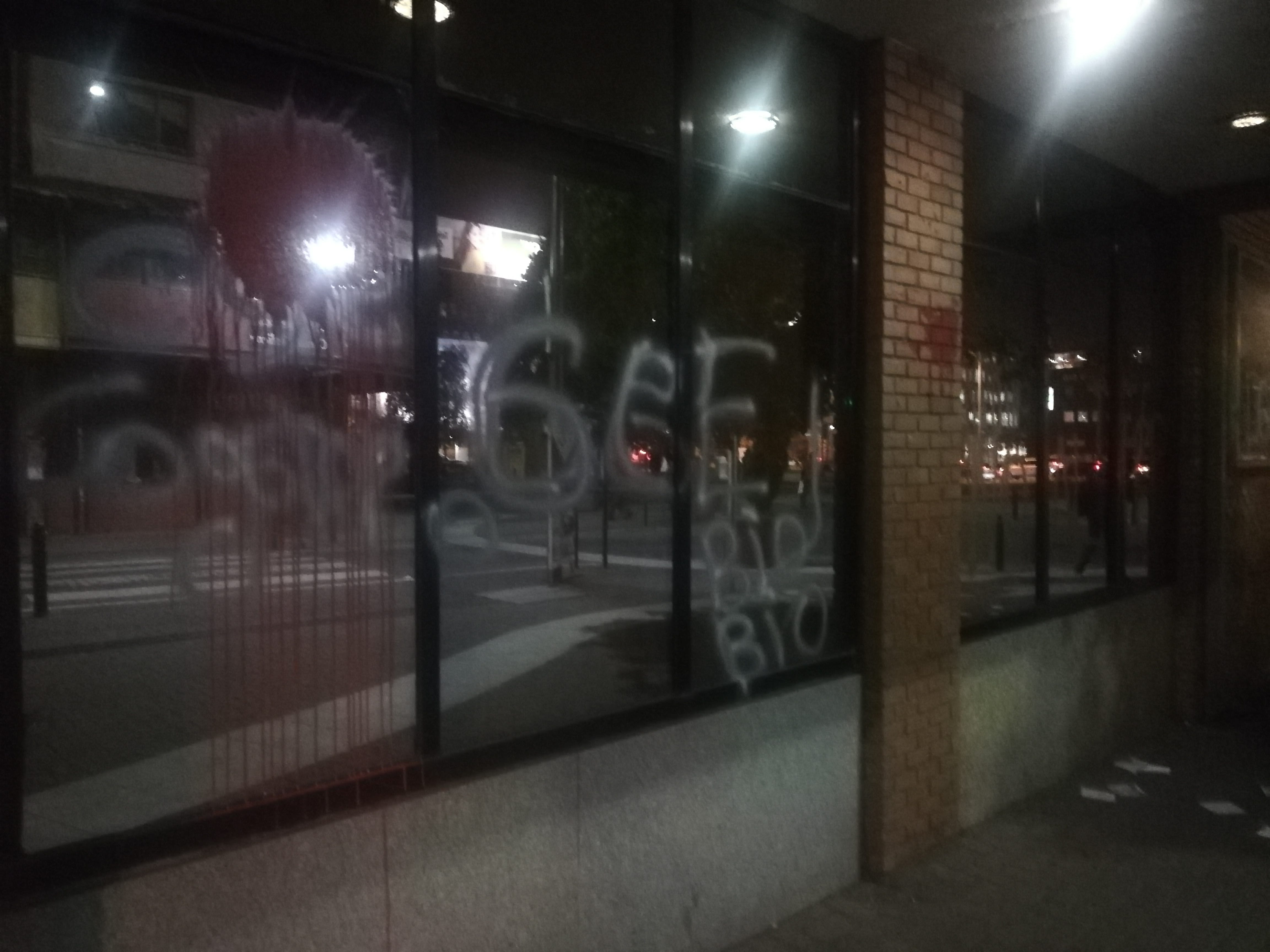 Encapuchados rayaron frontis de oficina de CGE en Concepción