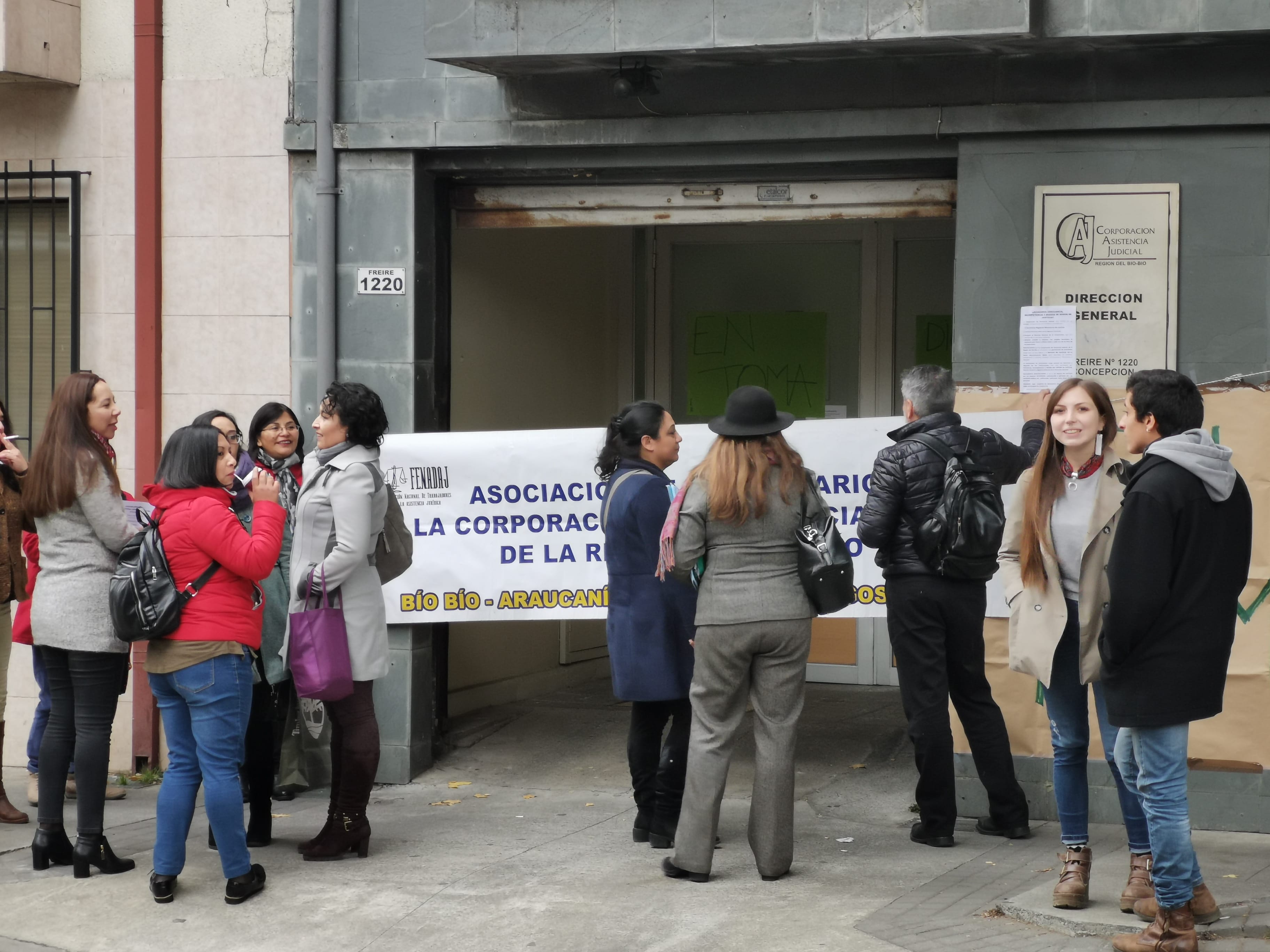 Dirección general de la Corporación de Asistencia Judicial Biobío amaneció tomada
