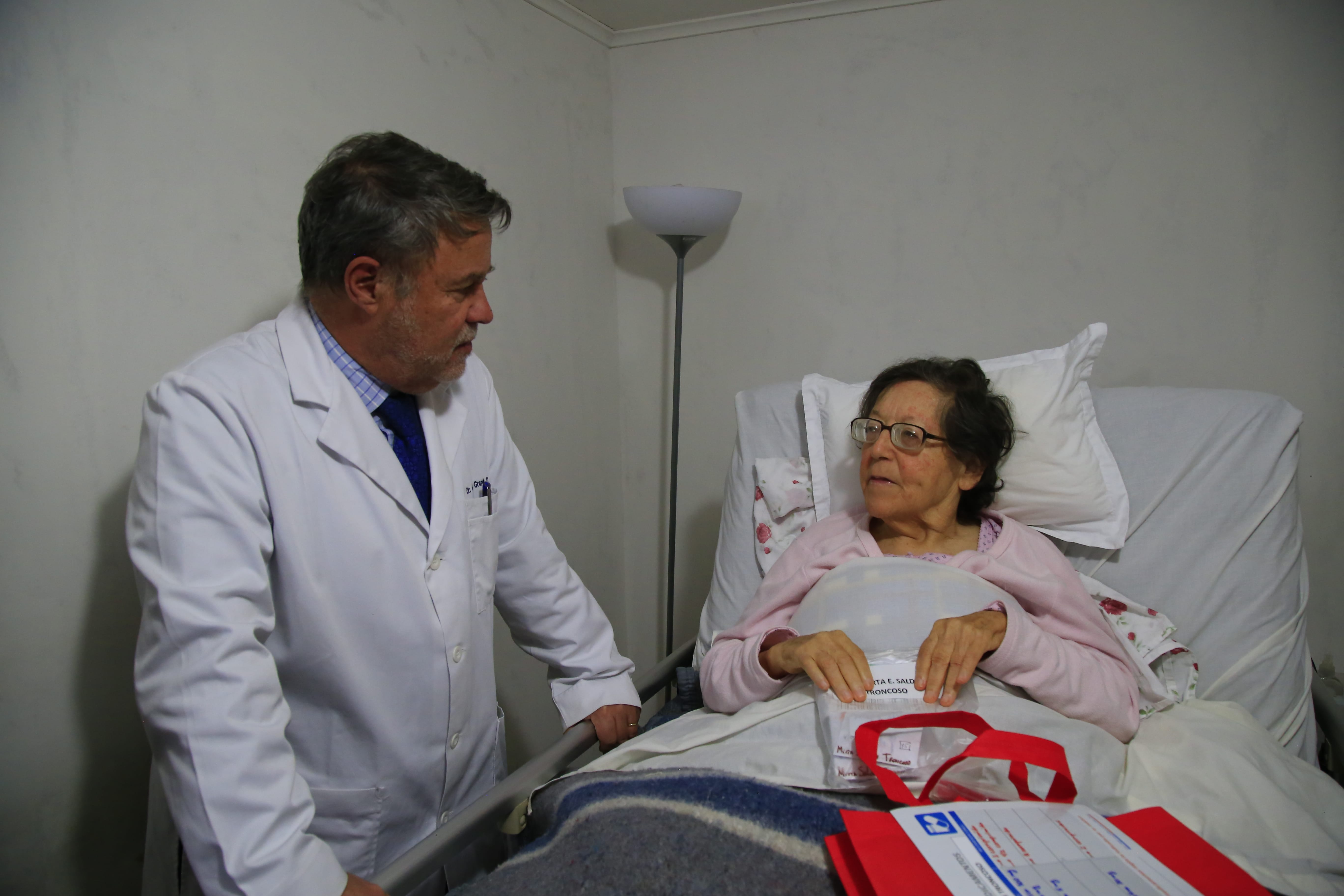 Concepción: Lanzan programa de entrega de fármacos a domicilios para adultos mayores solos y pacientes postrados