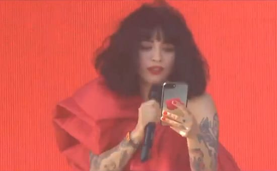 Leyó letra en su celular: Mon Laferte respondió a “Haters” tras cover de Dua Lipa en Coachella
