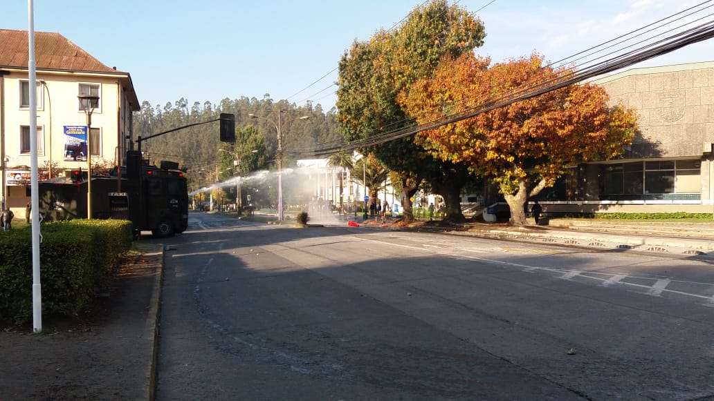 Uno con fractura en la cara: Tres carabineros heridos y 17 detenidos tras marcha en Concepción