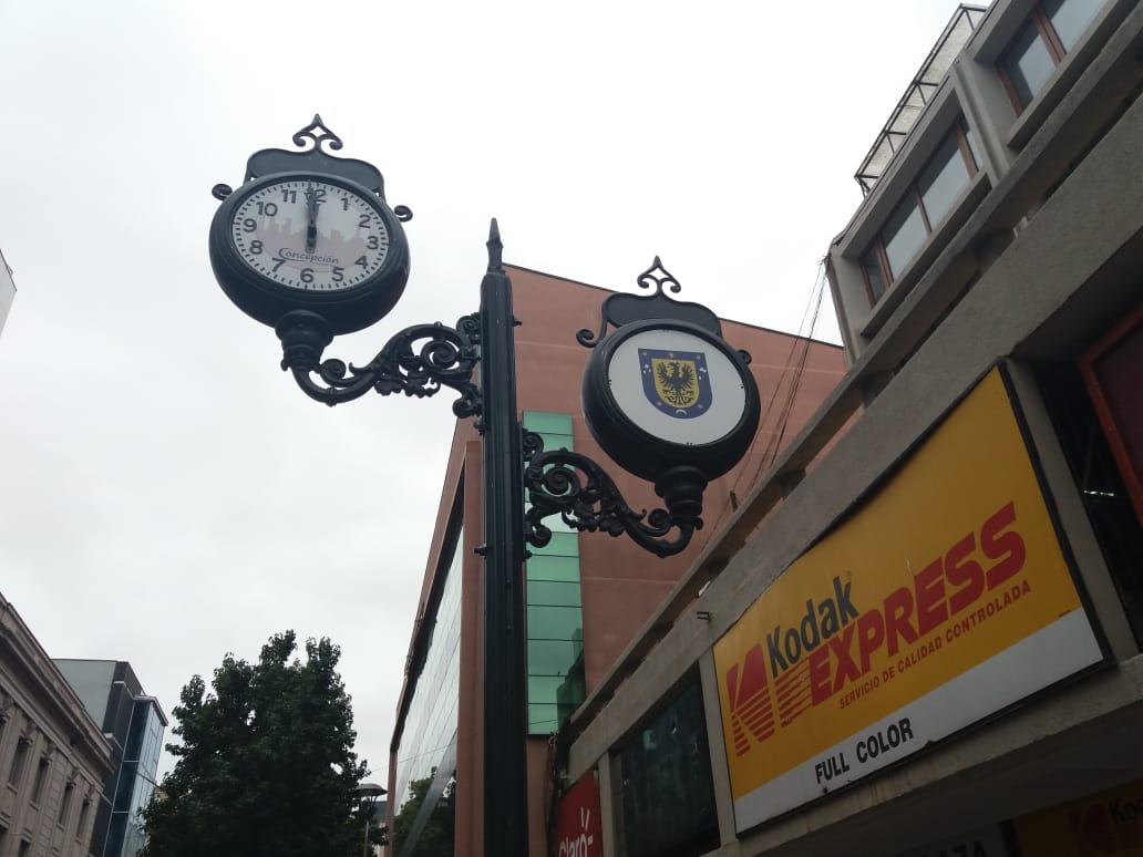 Penquista lanza campaña internacional para que municipio de Concepción repare reloj de la “parada del tonto”