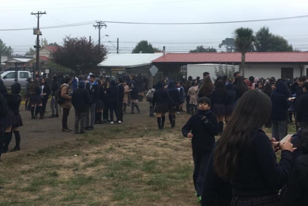 Llantos y frío: La angustiante evacuación por olor a gas en colegio de Chiguayante