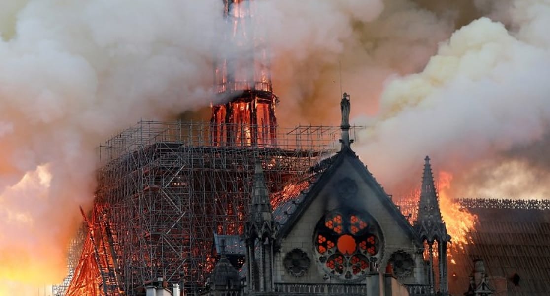 Devastador incendio  consume histórica catedral de Notre Dame de París