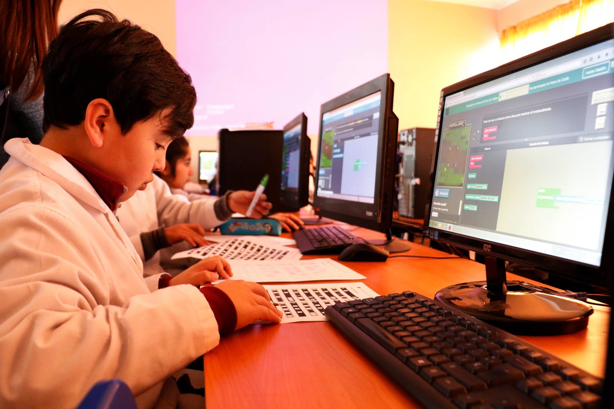 1024 programadores: Iniciativa que enseña sobre programación a escolares