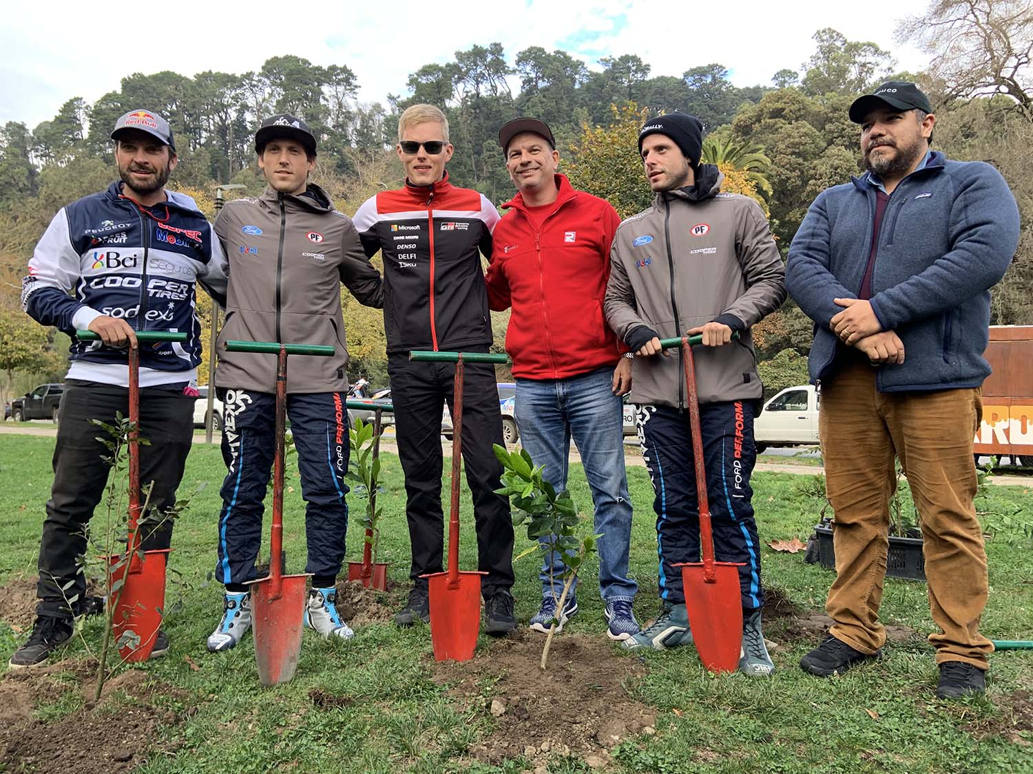 Pilotos de Rally plantan árboles en Concepción