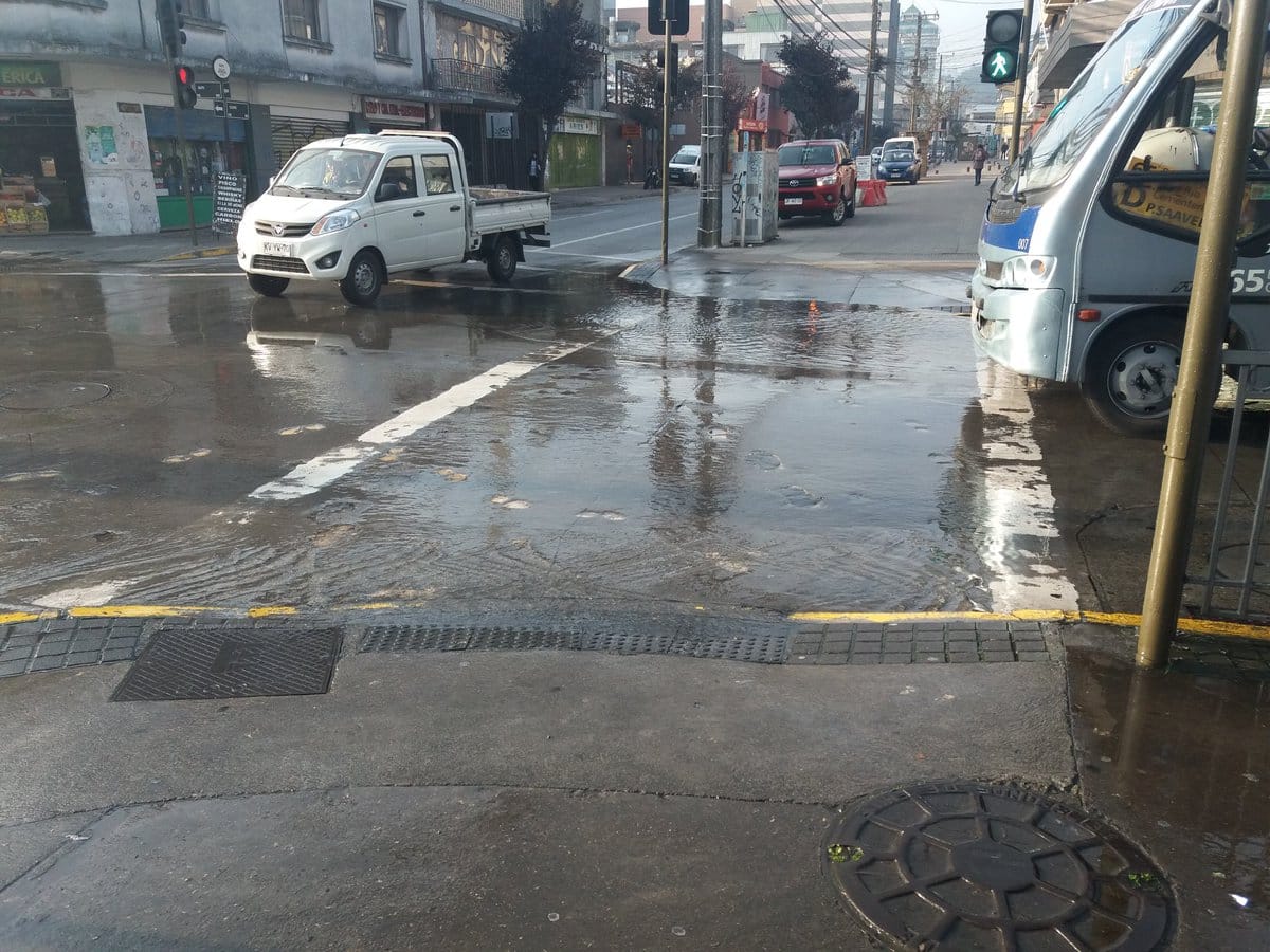 Agua brota desde hace más de una semana en pleno centro de Concepción