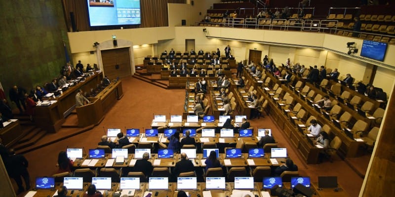 Comisión: Aprueba reducir en un 50% la dieta parlamentaria