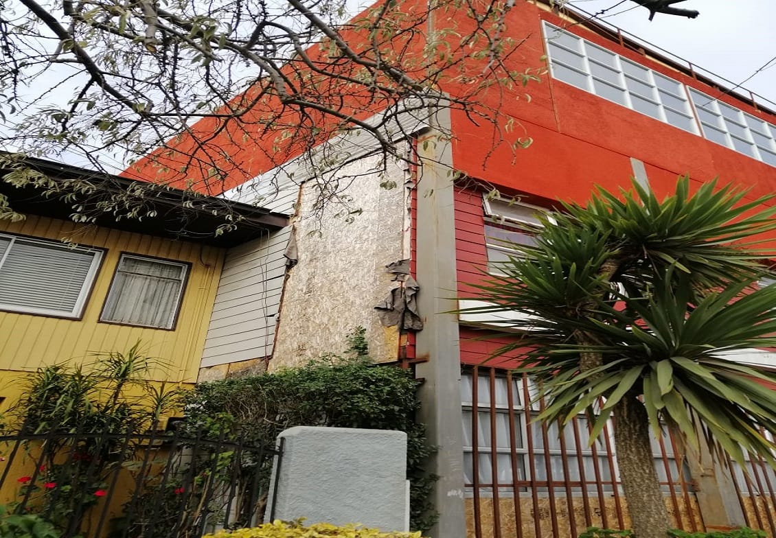 Ampliación de colegio sin permiso se “montó” sobre casa de vecina en Hualpén
