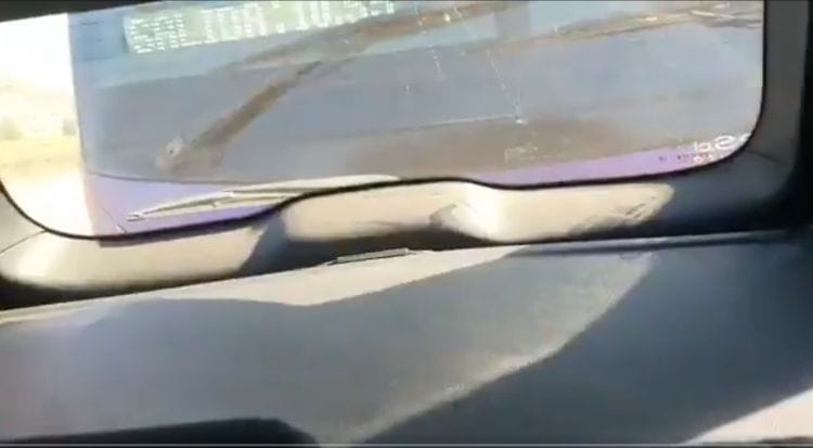 Graban a conductor de bus que chocó intencionalmente a un vehículo en carretera