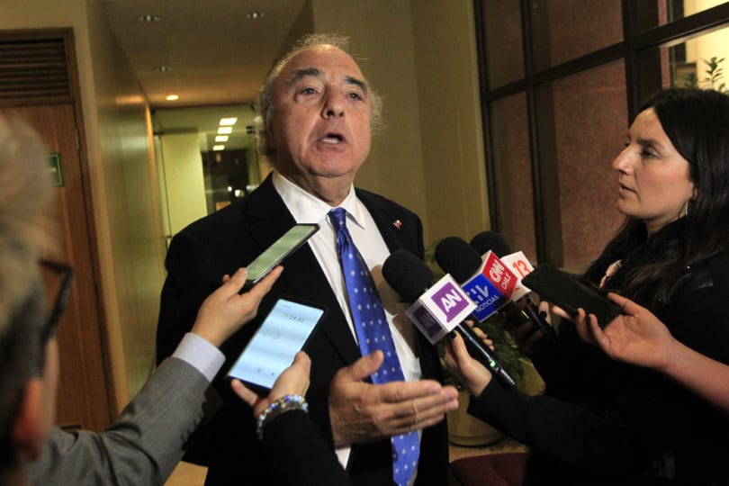 Diputado García (RN) renunció a la presidencia de comisión tras discusión con diputadas y agresión a periodista