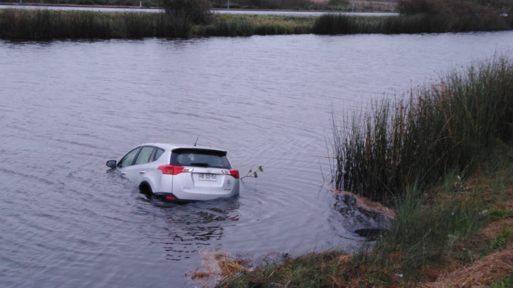 Vehículo cae al canal Ifarle en Talcahuano