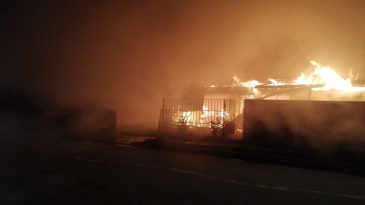 Incendio consume casi en su totalidad a una escuela en Tirúa