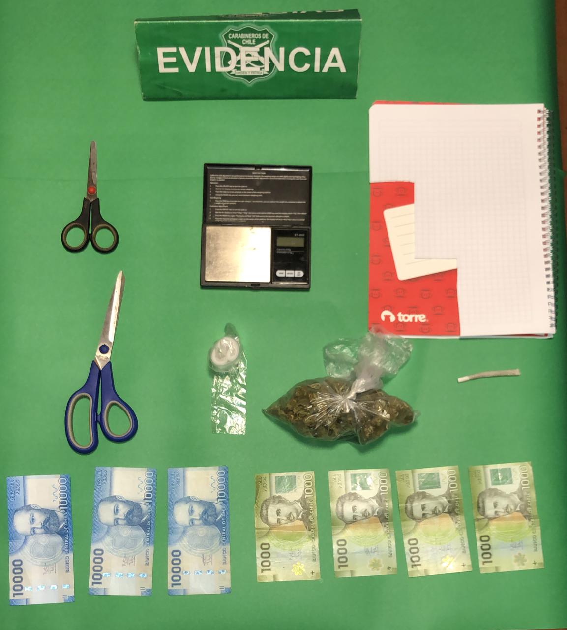 Detienen a sujeto que conducía fumando marihuana e intentó sobornar a Carabinero