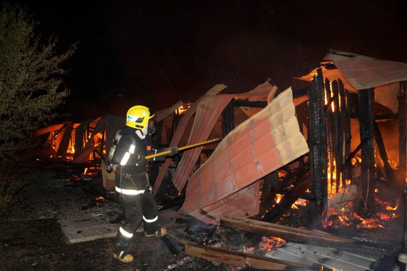 Queman dos viviendas y otra termina baleada tras ataque incendiario en Tirúa
