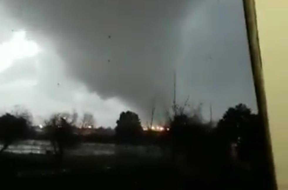 Los impresionantes videos que dejó el tornado en Los Ángeles
