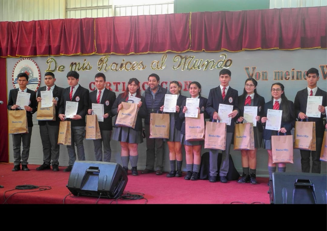 Alumnos de liceo Multicultural se certifican en 3 idiomas