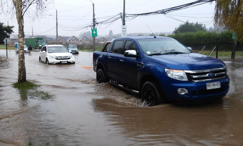 MOP promete solución definitiva a vecinos de calle Ramón Carrasco tras lluvias
