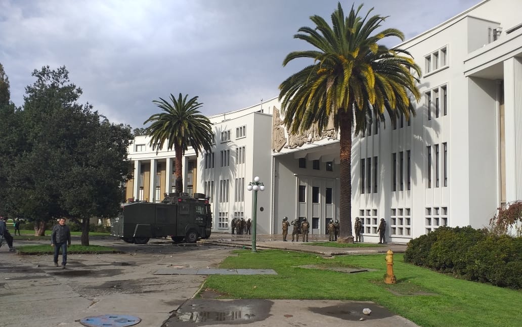 Dos carabineros resultan quemados por bombas molotov en protesta de secundarios en la UdeC