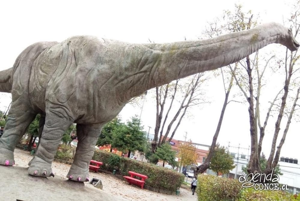 ¡Insólito! Dinosaurio de Plaza Jurásica de Concepción aparece con las uñas pintadas