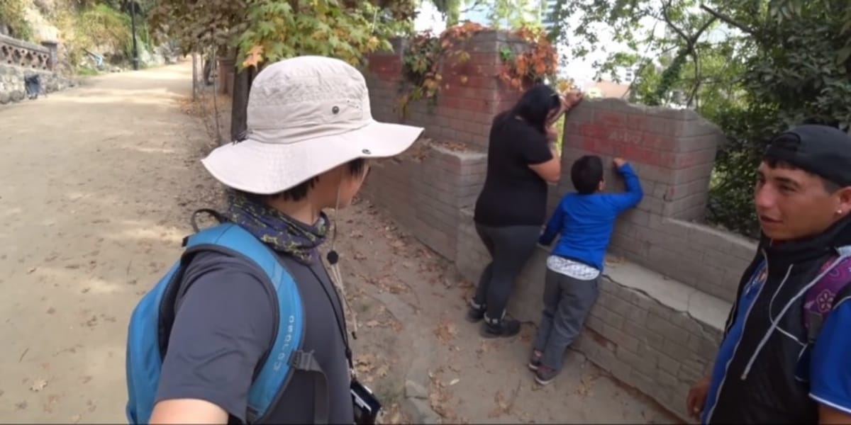 Turista coreano increpa a padres chilenos que dejaban que hijo rayara una muralla
