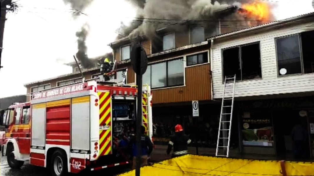 Violento incendio consume locales comerciales en pleno centro de Curanilahue
