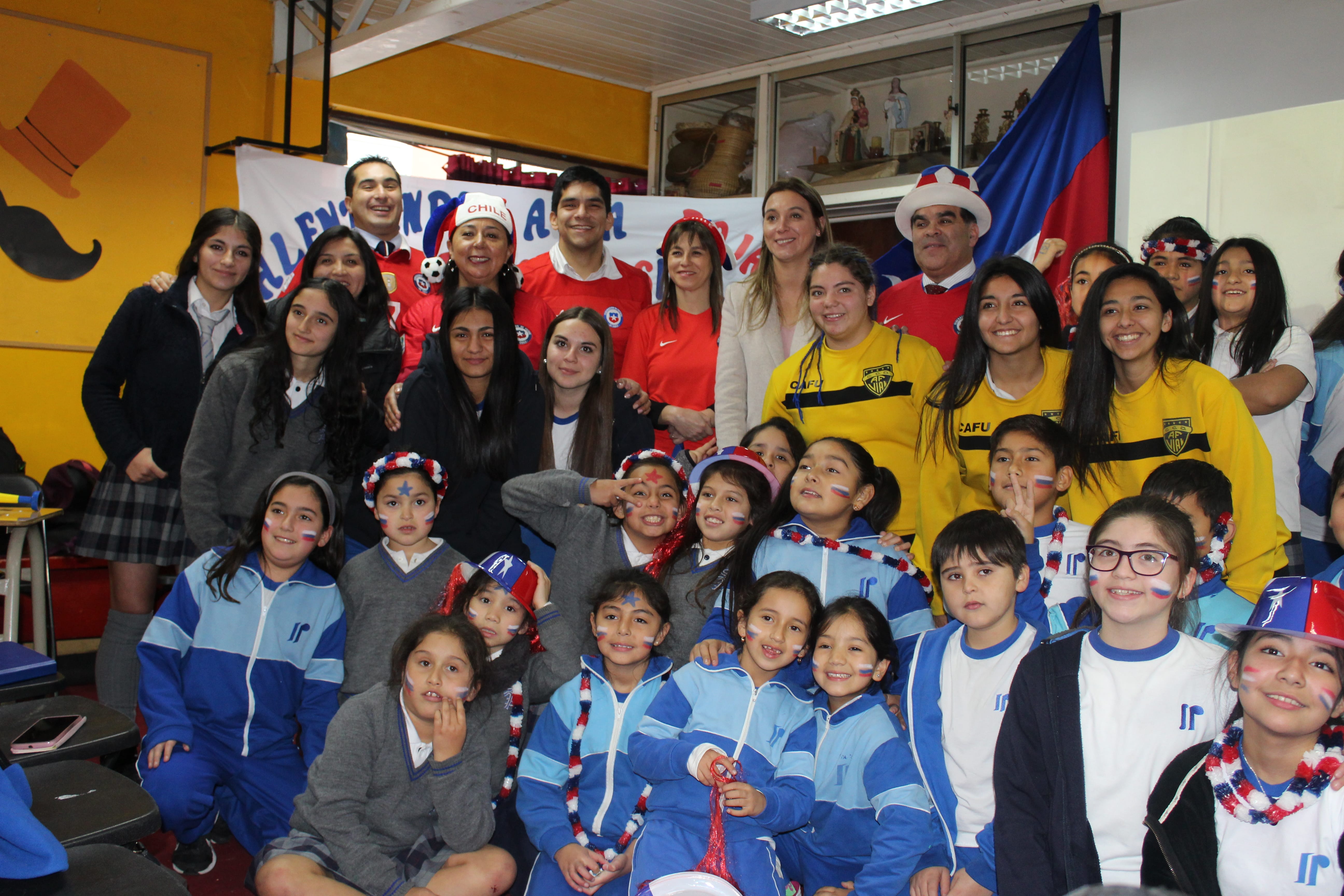 Colegio en Chiguayante paralizó sus labores para ver a la roja femenina