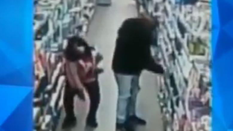 Captan a papá que obligó a su hija a robar en un supermercado