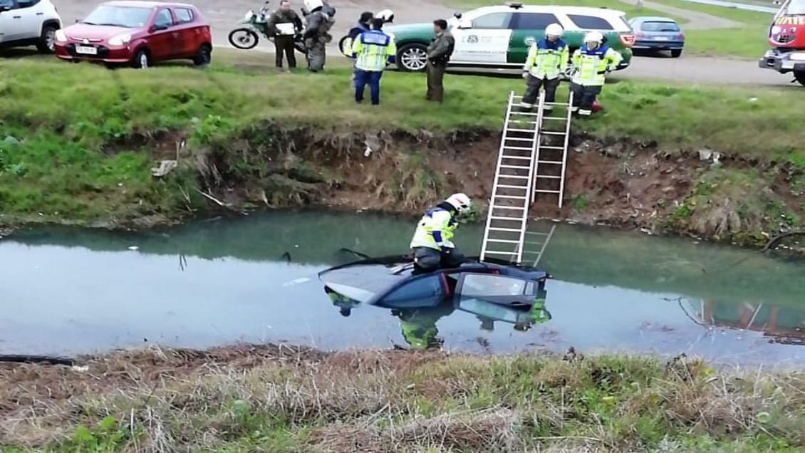 Investigan hallazgo de taxi colectivo sumergido en un canal en Lota