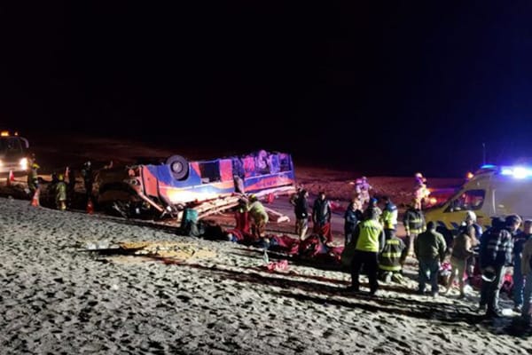 Eran de Lota: trabajadores mueren en volcamiento de bus que los trasladaba desde Collahuasi