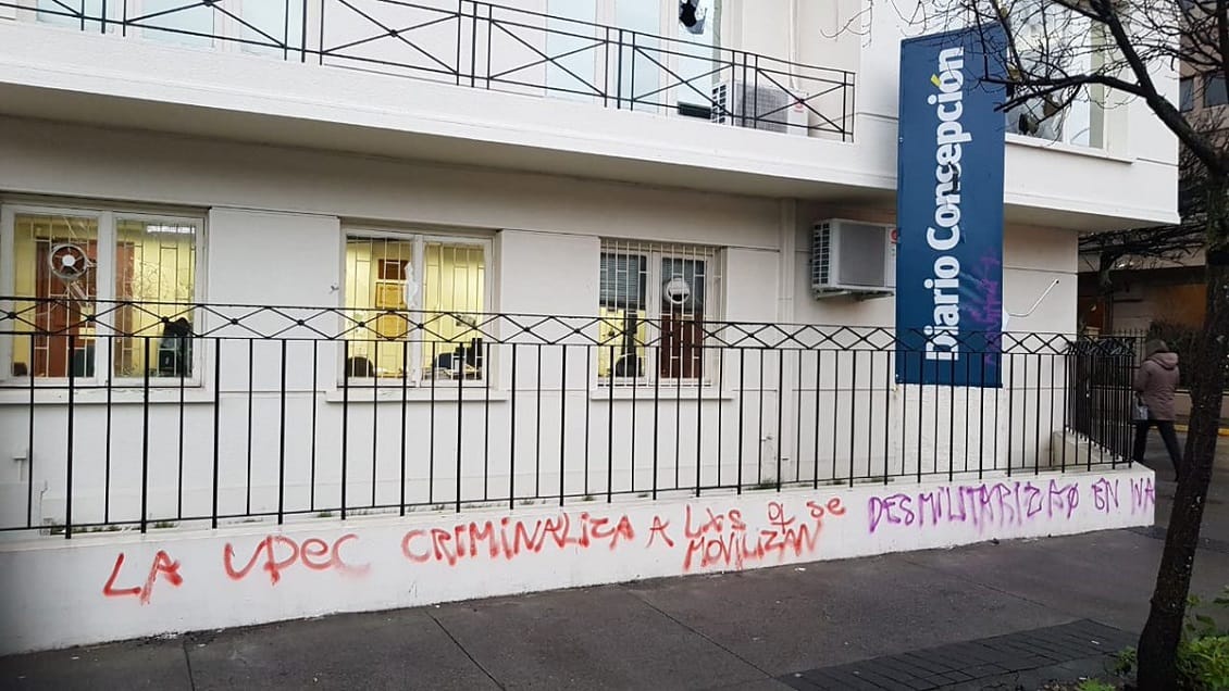 Turba destruyó edificio del Diario Concepción