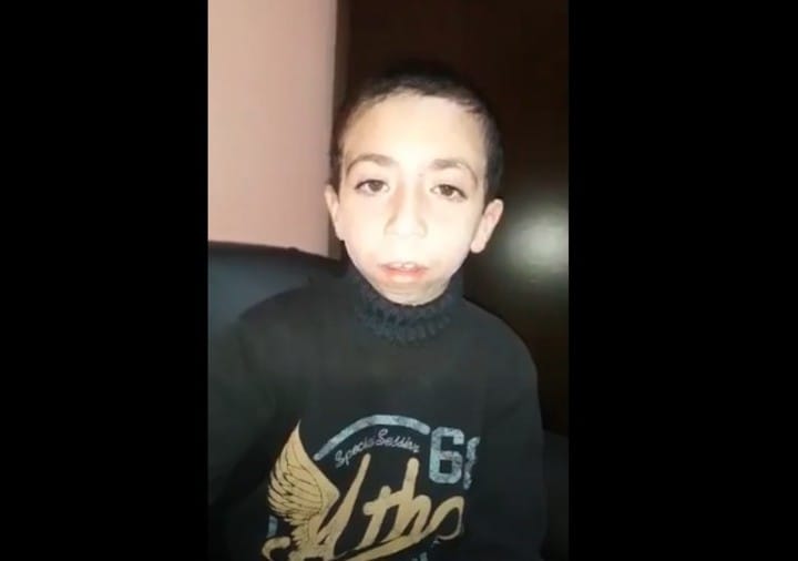 Niño suplica para recuperar teléfono con las fotos de su madre fallecida
