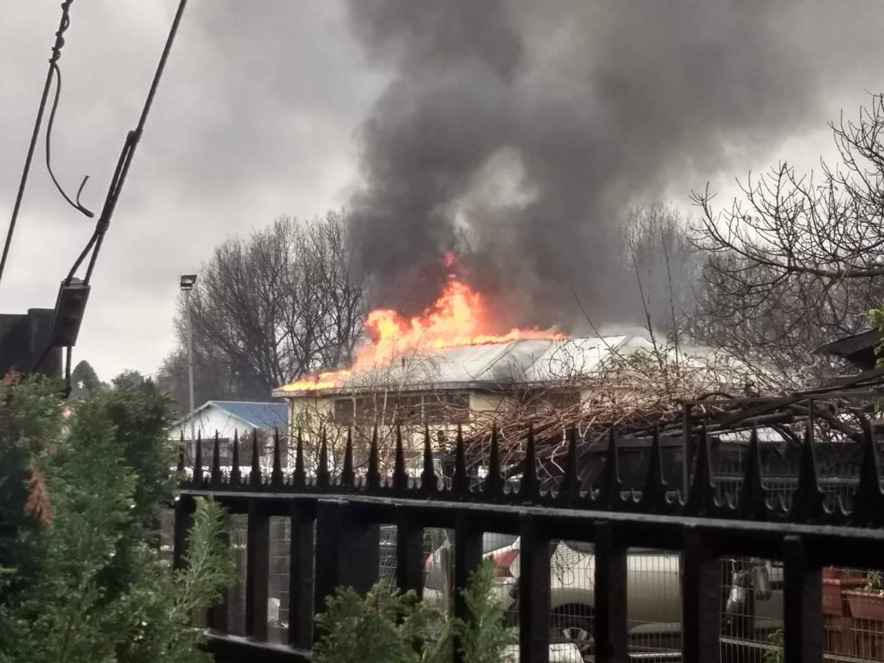 Incendio afecta a colegio en Los Ángeles