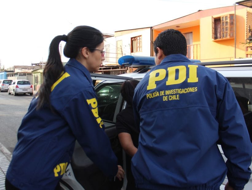 Madre es detenida junto a su hijo de 22 años: la PDI decomisó droga en su casa