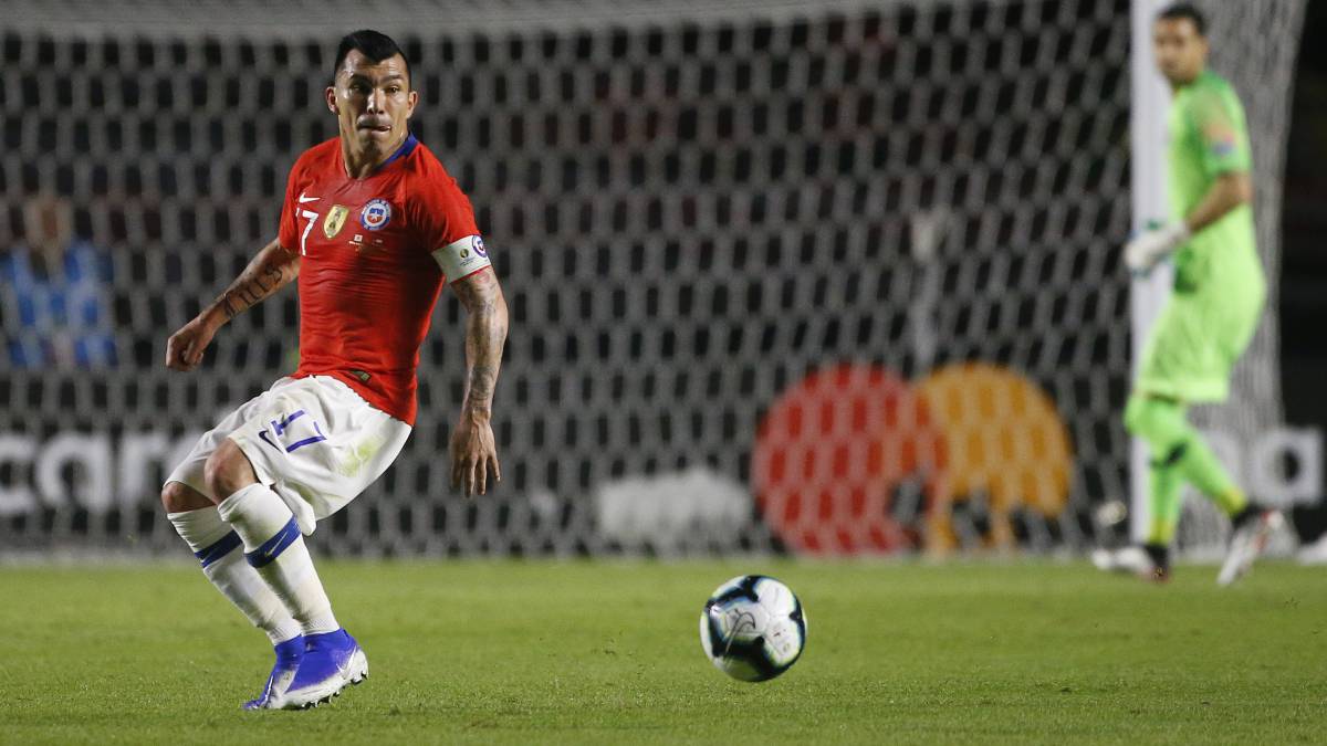 Twitteros recuerdan portada de familia de Gary Medel en medio de rumores de indisciplina