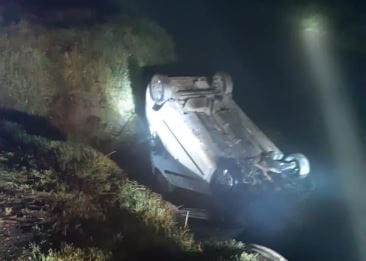 Auto volcó a estero en camino a la Desembocadura: mujer gravemente herida