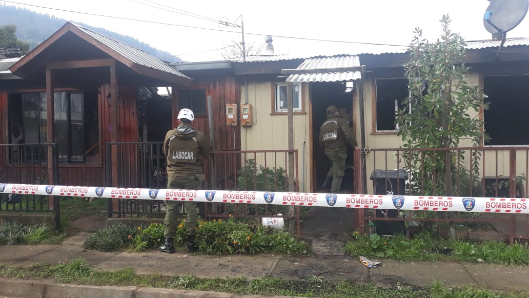 Labocar investiga incendio que consumió tres viviendas en Santa Bárbara