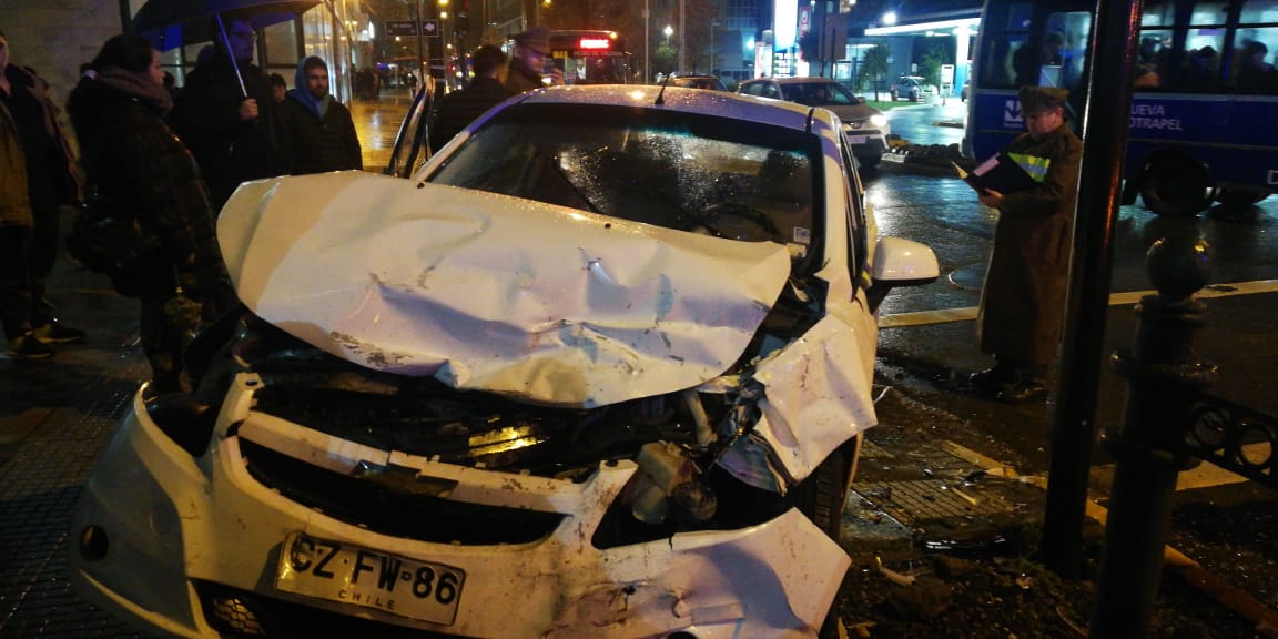 Conductor se da la fuga luego de colisionar su vehículo en pleno centro de Concepción