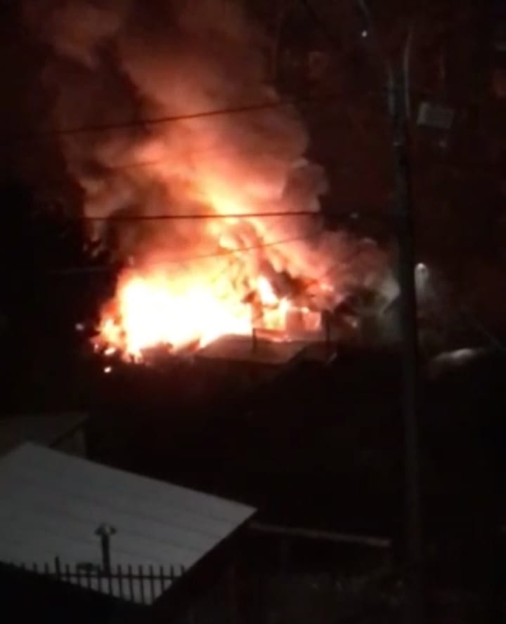 Voraz incendio arrasa con al menos cuatro viviendas en Lota