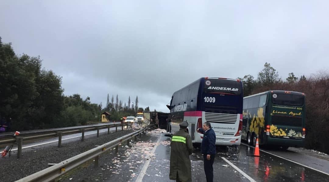 Al menos ocho lesionados tras choque entre de un bus y un camión