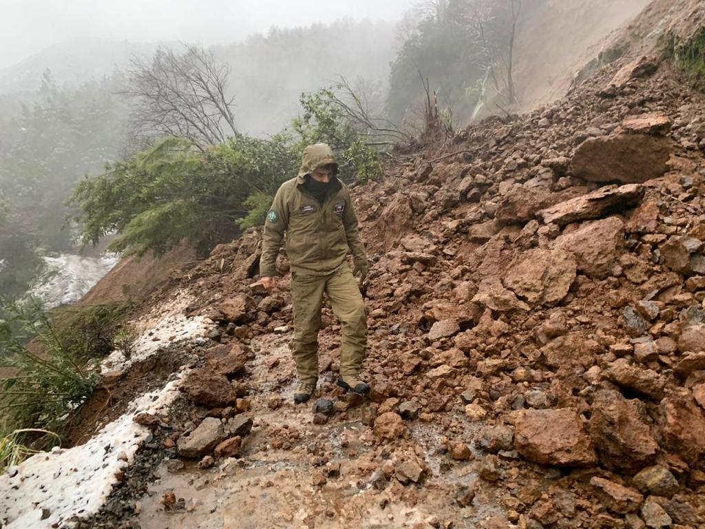 Derrumbe de cerro cortó camino de comunidades en Alto Biobío