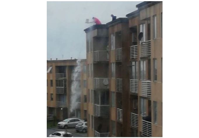 Desesperados por inundación: sacan agua con balde de edificio sin techo en Talcahuano