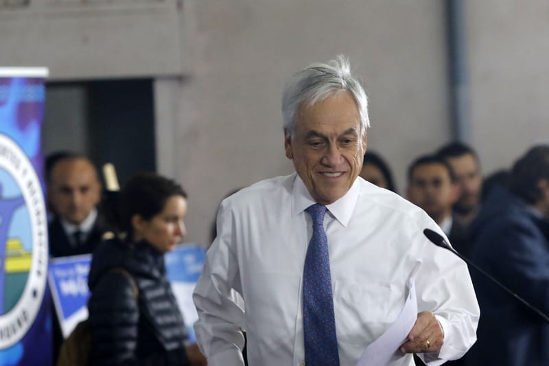 Presidente Piñera bromea a niños en La Moneda