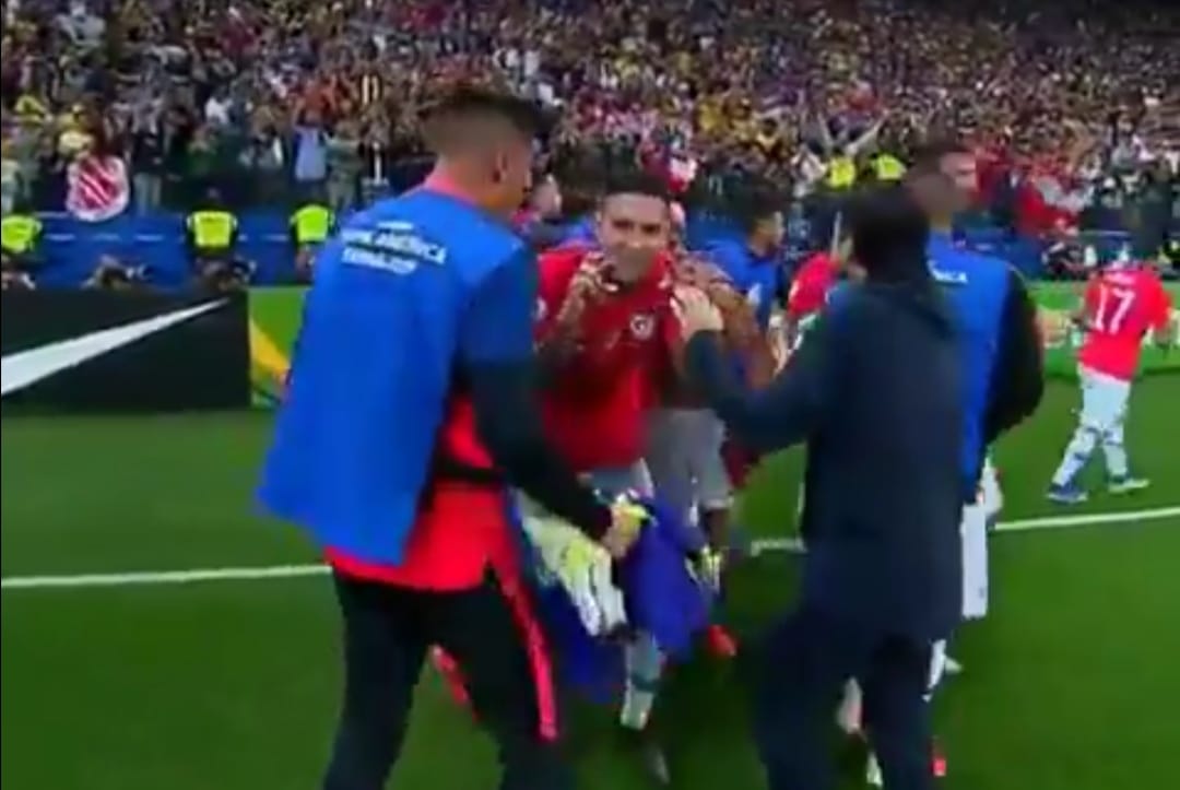 La burla de Erick Pulgar por celebración de Yerry Mina de Colombia