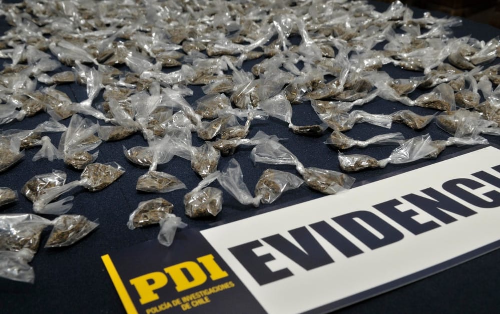 PDI detiene a banda que traficaba drogas en plena Plaza de Armas