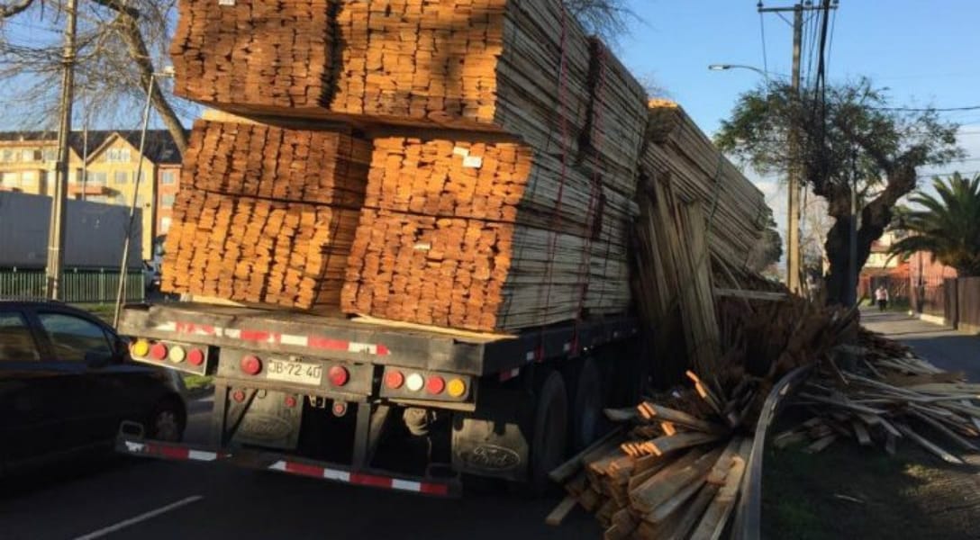 Tras múltiples accidentes controlarán peso de camiones en la Ruta 160